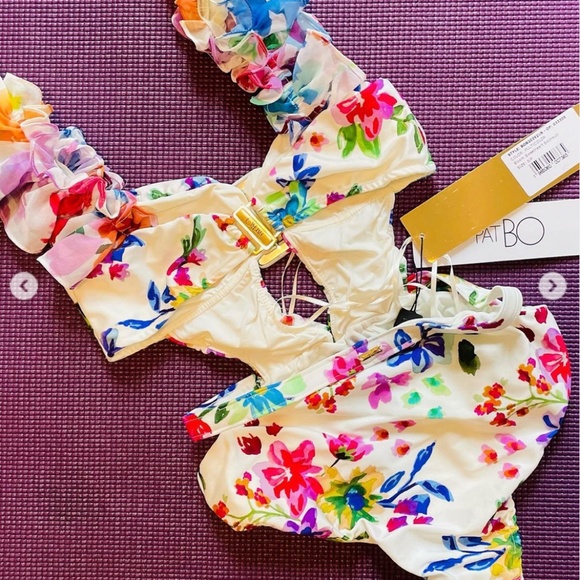 NWT ☀️ Designer PatBo Bloom Sweetheart Swimsuit Size Medium. Flowers. White. - Picture 12 of 16